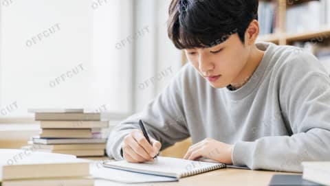 실사 · 도서관에서 필기하는 대학생