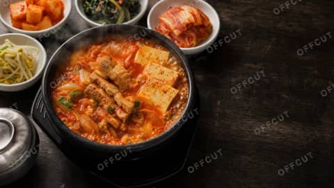 실사 · 끓는 김치찌개 뚝배기