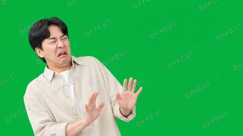 그린스크린 리액션 · 놀라 물러서는 남성 (손사래)