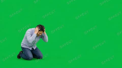 그린스크린 리액션 · 무릎 꿇고 좌절하는 남성