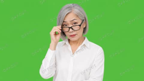 안경 내리며 째려보는 60대 여성 (그린스크린)