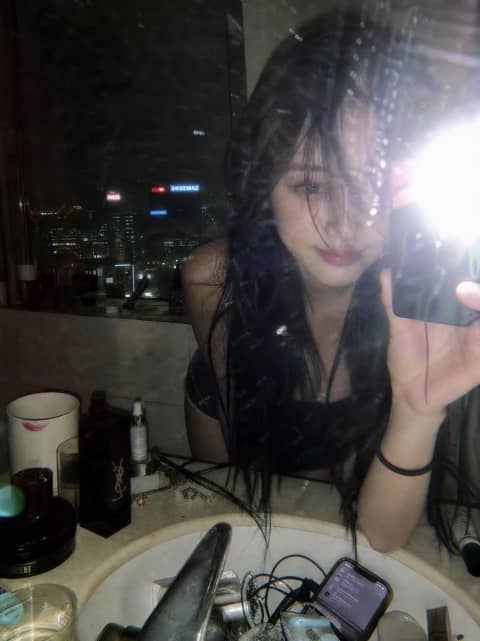 GPT 이미지 2 사례 #74 · Y2K 고층 빌딩 욕실 거울 셀카
