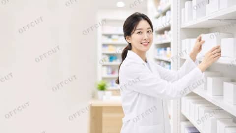 비롤 · 약사가 약 상자를 진열대에