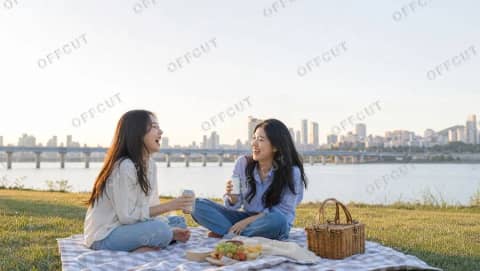 비롤 · 한강 피크닉에서 대화하는 두 사람