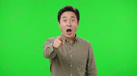 그린스크린 리액션 · 놀라며 가리키는 중년 남성