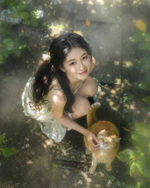GPT 이미지 2 사례 #57 · 나무 사이 햇살이 비치는 정원 고양이 인물 사진